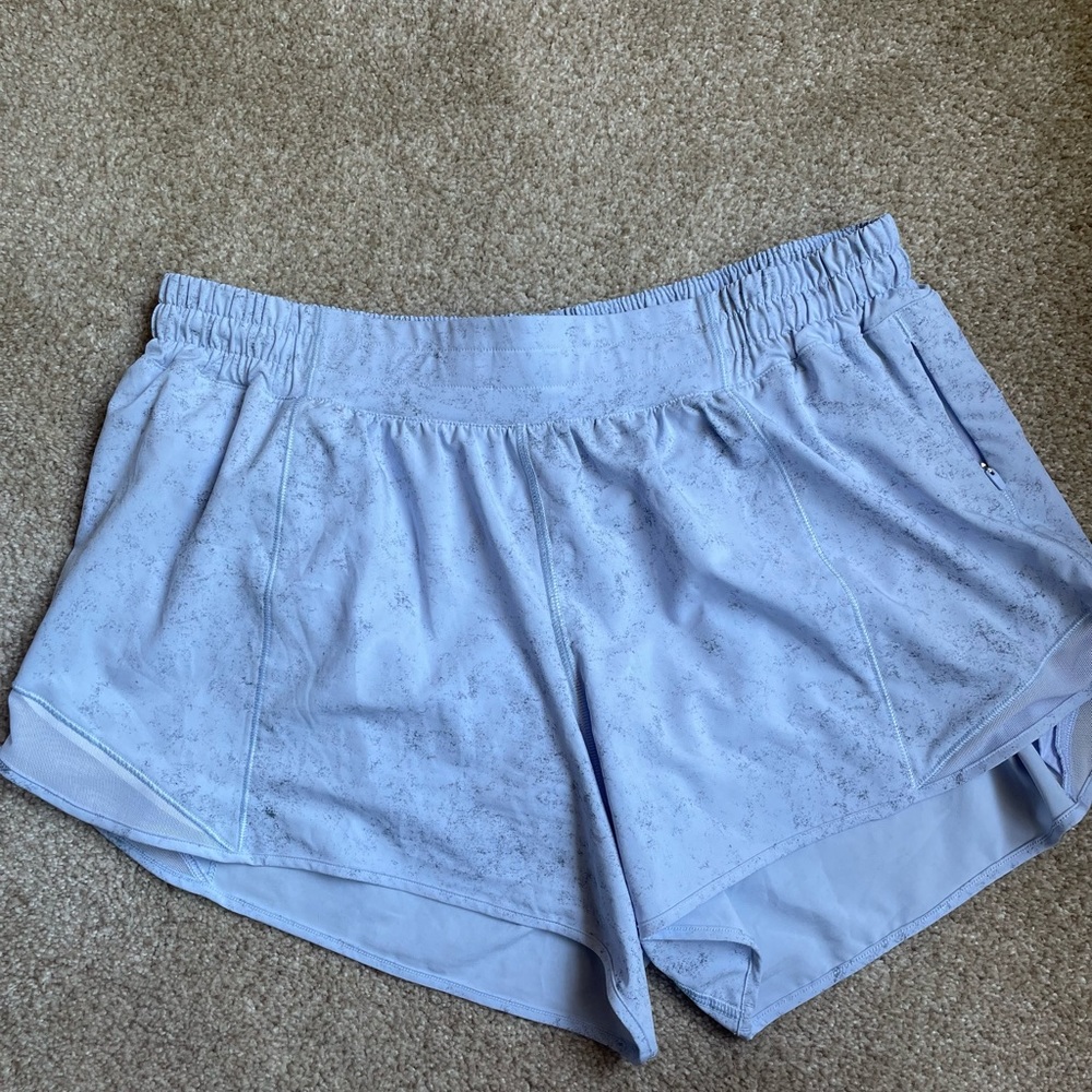 Lululemon Hotty Hot Low Rise 4” Gravel Dust Pastel Blue Multi / Pastel Blue